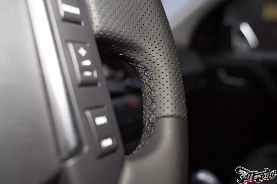 Land Rover Freelander. Установка фирменного подогрева руля и пошив обода руля. Шумоизоляция дверей.